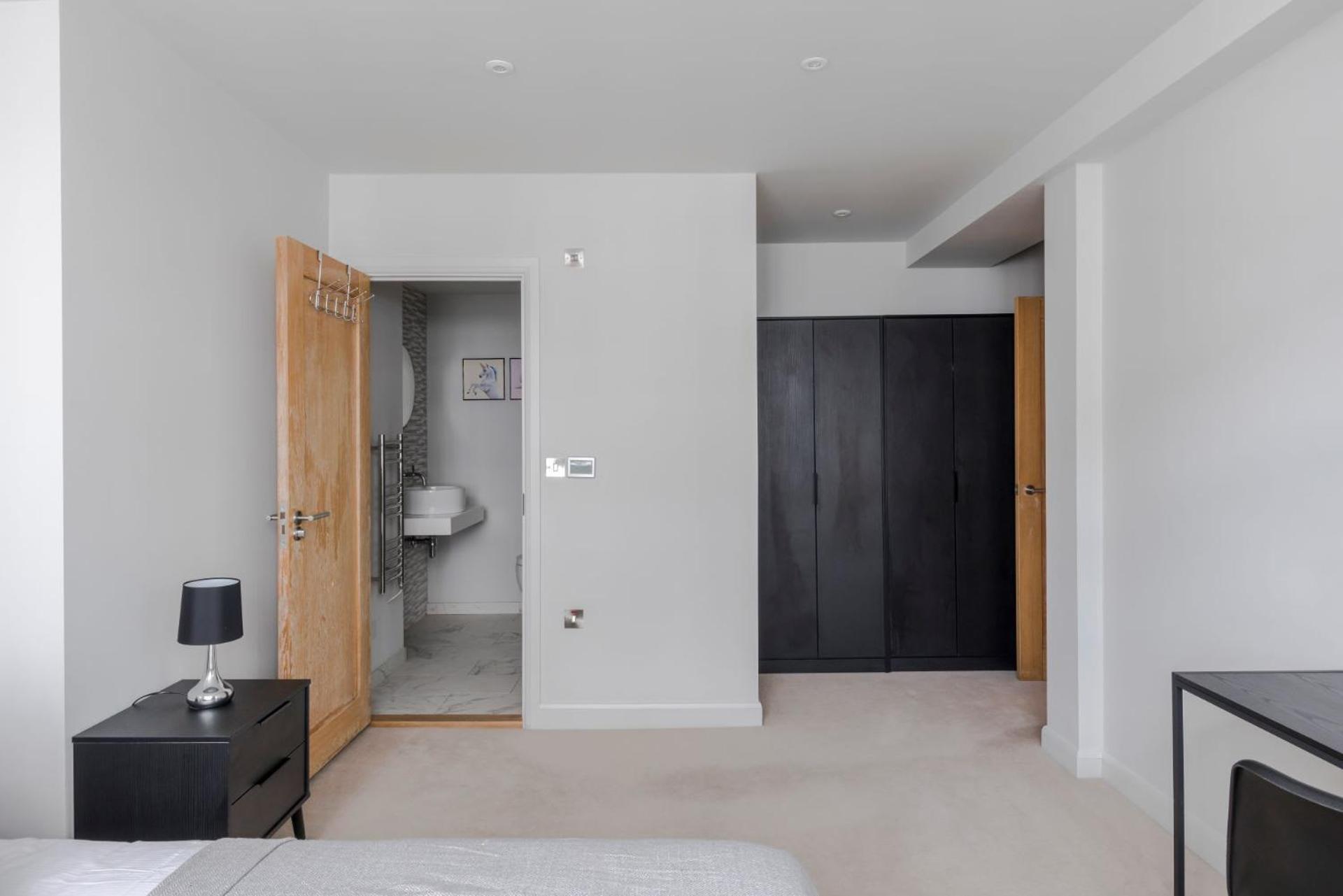 London'S Calling - Farringdon - By Frankie Says Extérieur photo
